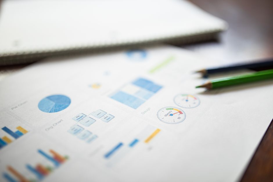 Analista de SOC revisando métricas e KPIs em painel de monitoramento