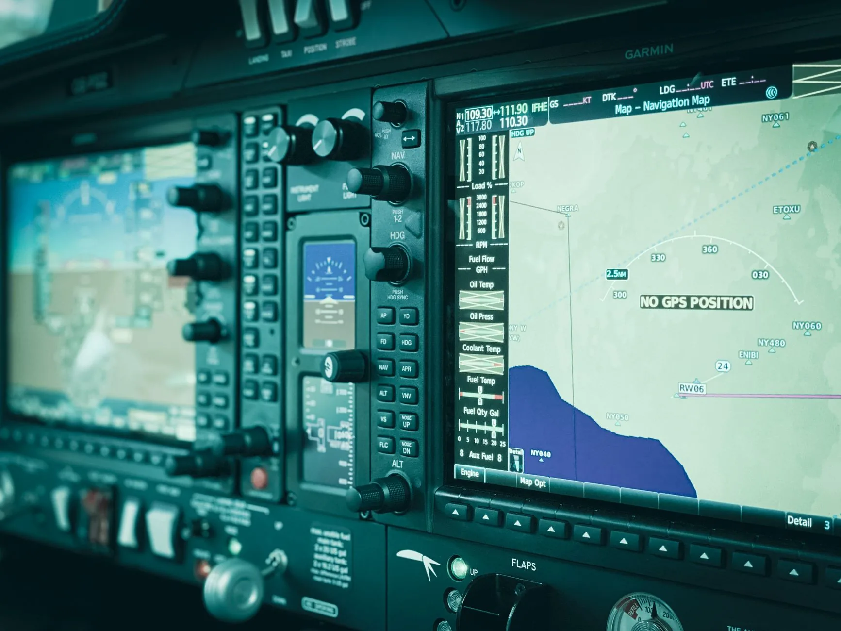 Painel de operações de segurança com displays de navegação e monitoramento de dados