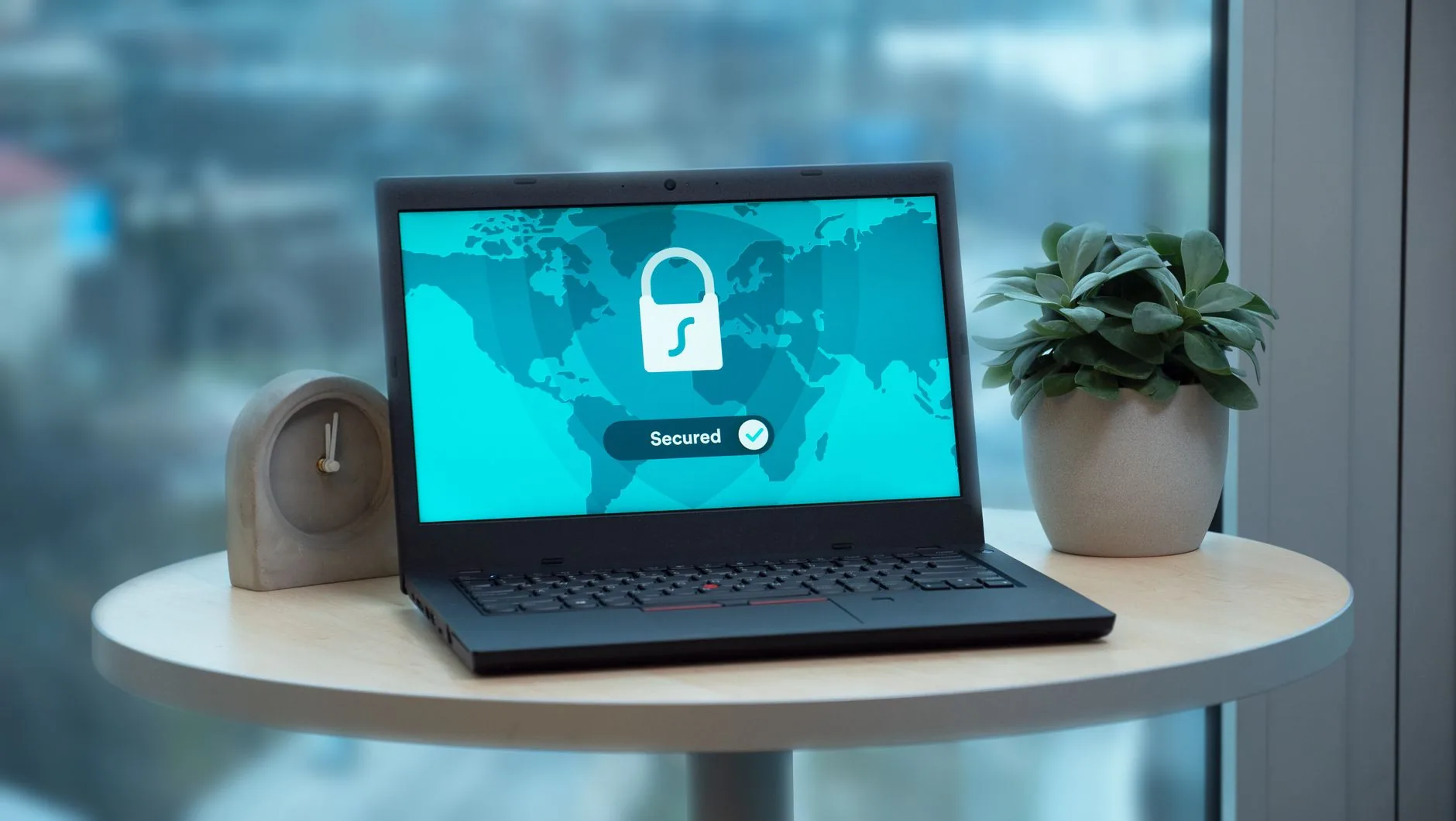 Tela de computador bloqueada por ransomware em mesa de trabalho