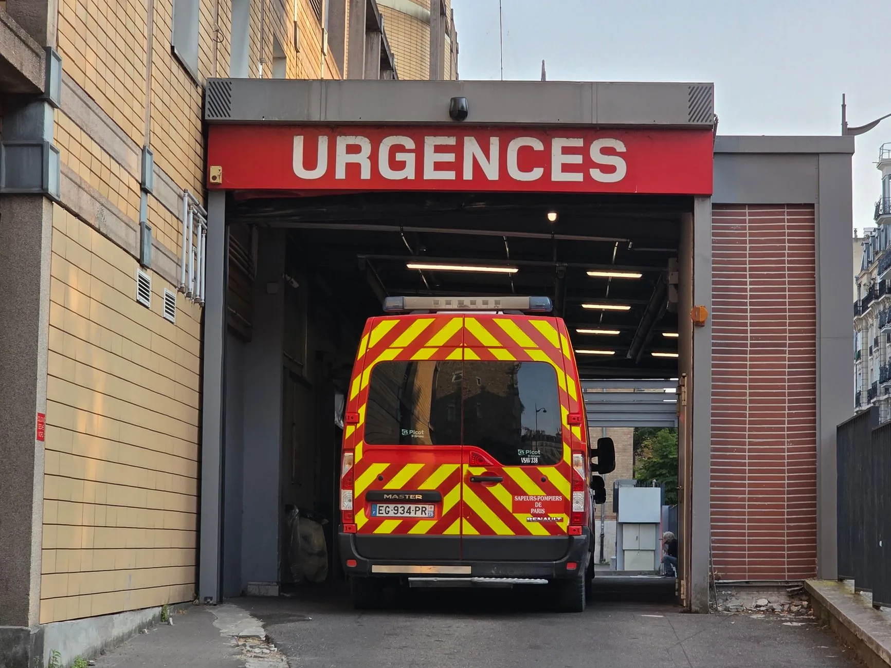 Analista de SOC revisando painéis de alertas e gráficos de detecção de ameaças em telas de monitoramento