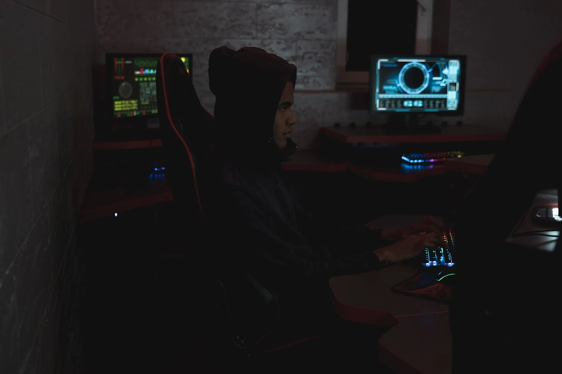 Analista de SOC revisando alertas em monitores durante resposta à vulnerabilidade CVE-2026-20316