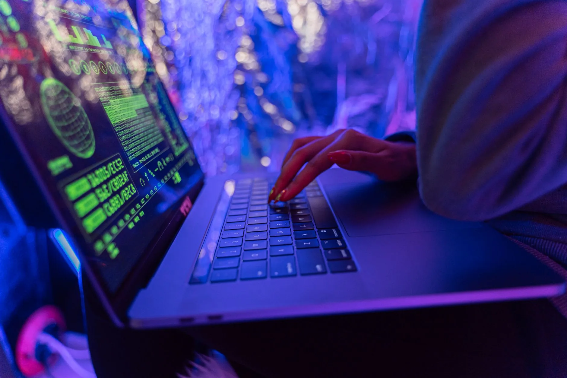 Analista de SOC revisando alertas de detecção de ransomware em central de operações de segurança