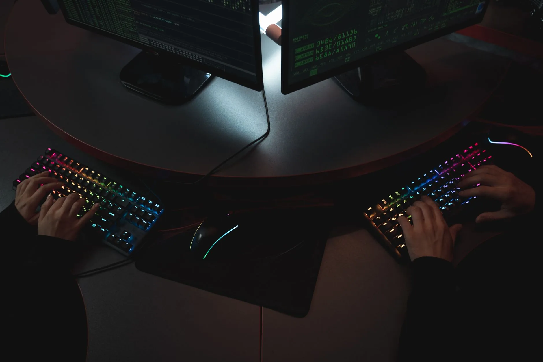Analista de segurança da informação trabalhando em um SOC com múltiplos monitores de monitoramento