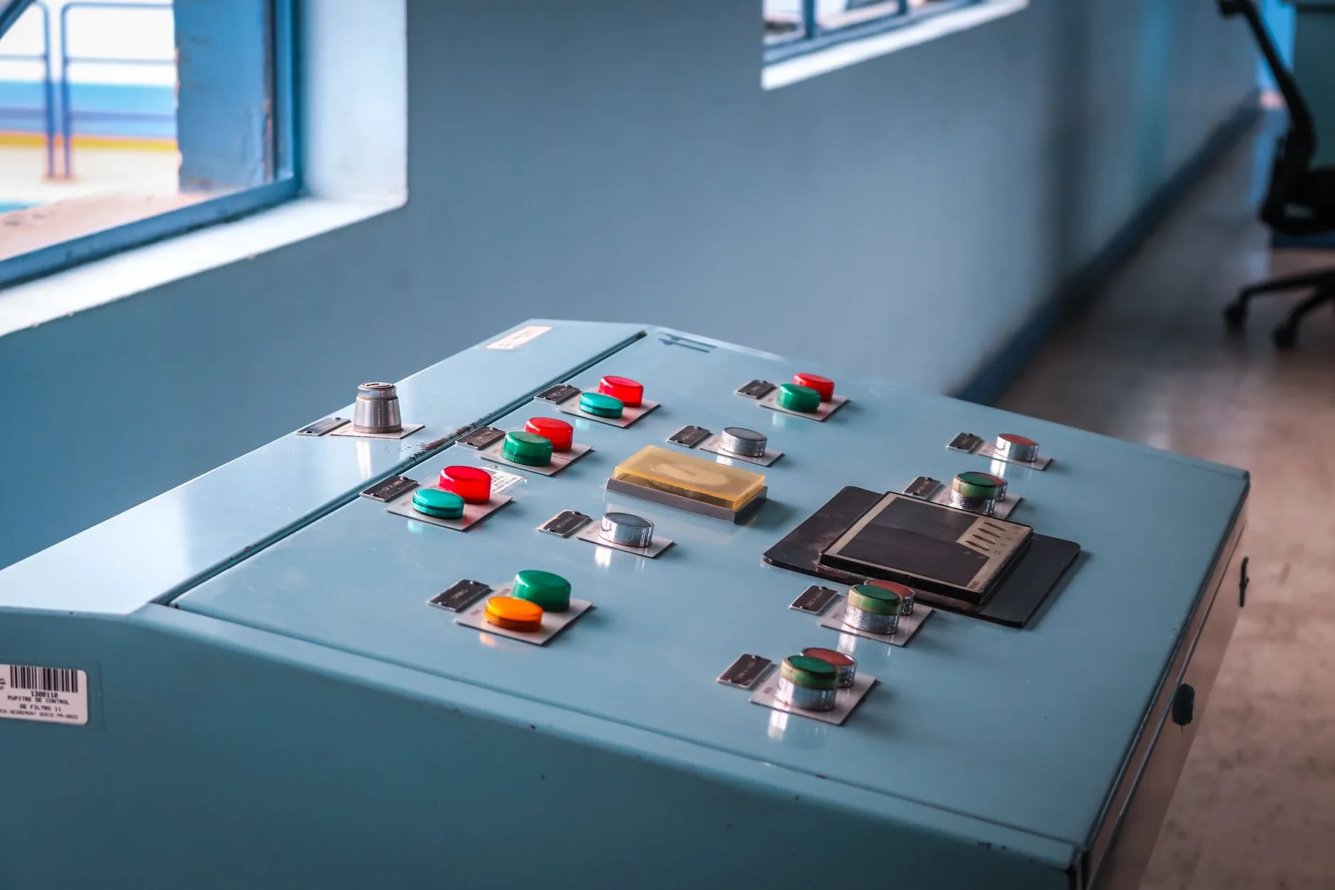 Sala de controle de tratamento de água com monitores de operações de tecnologia operacional