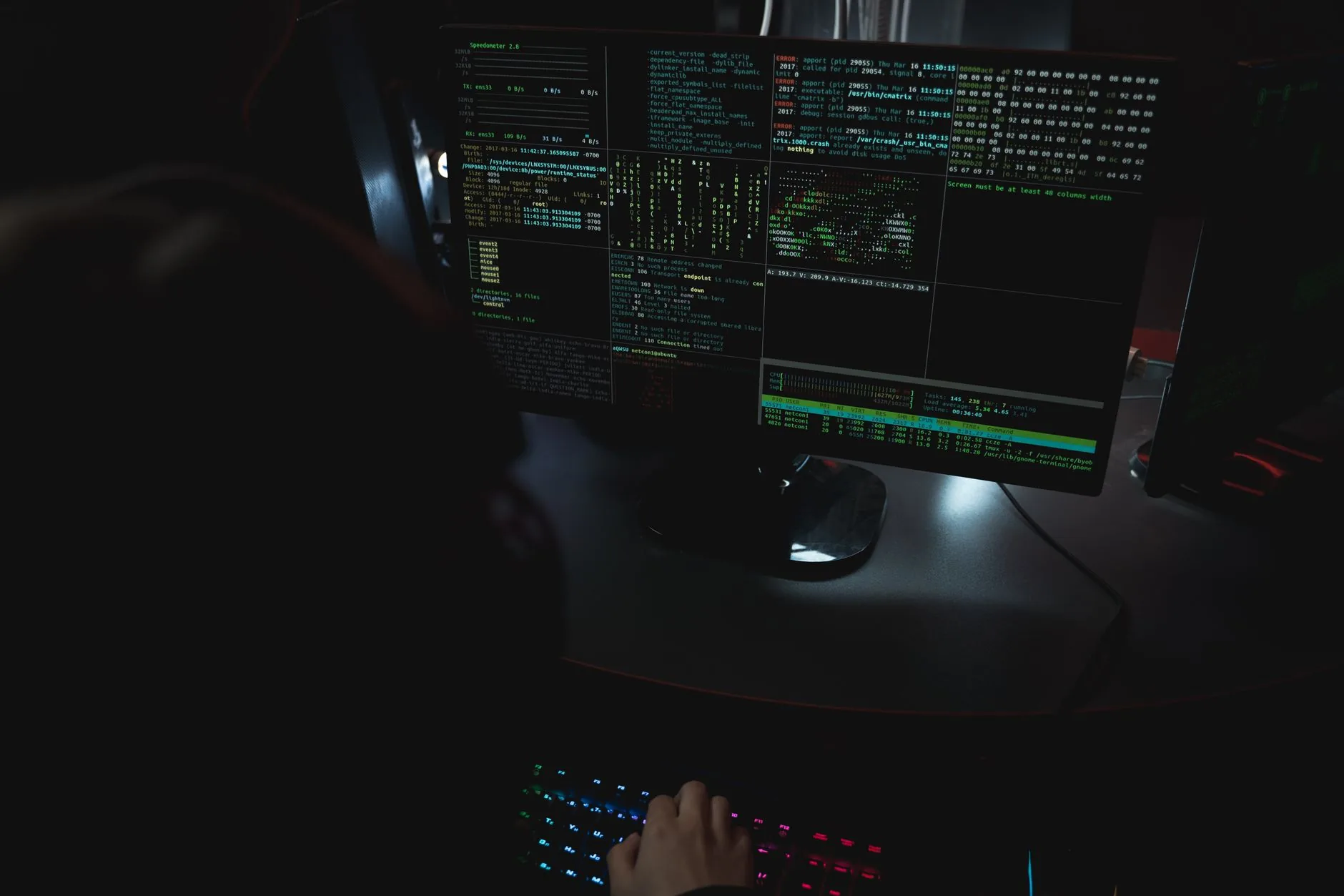 Analista de SOC edita o codigo de um detector num terminal