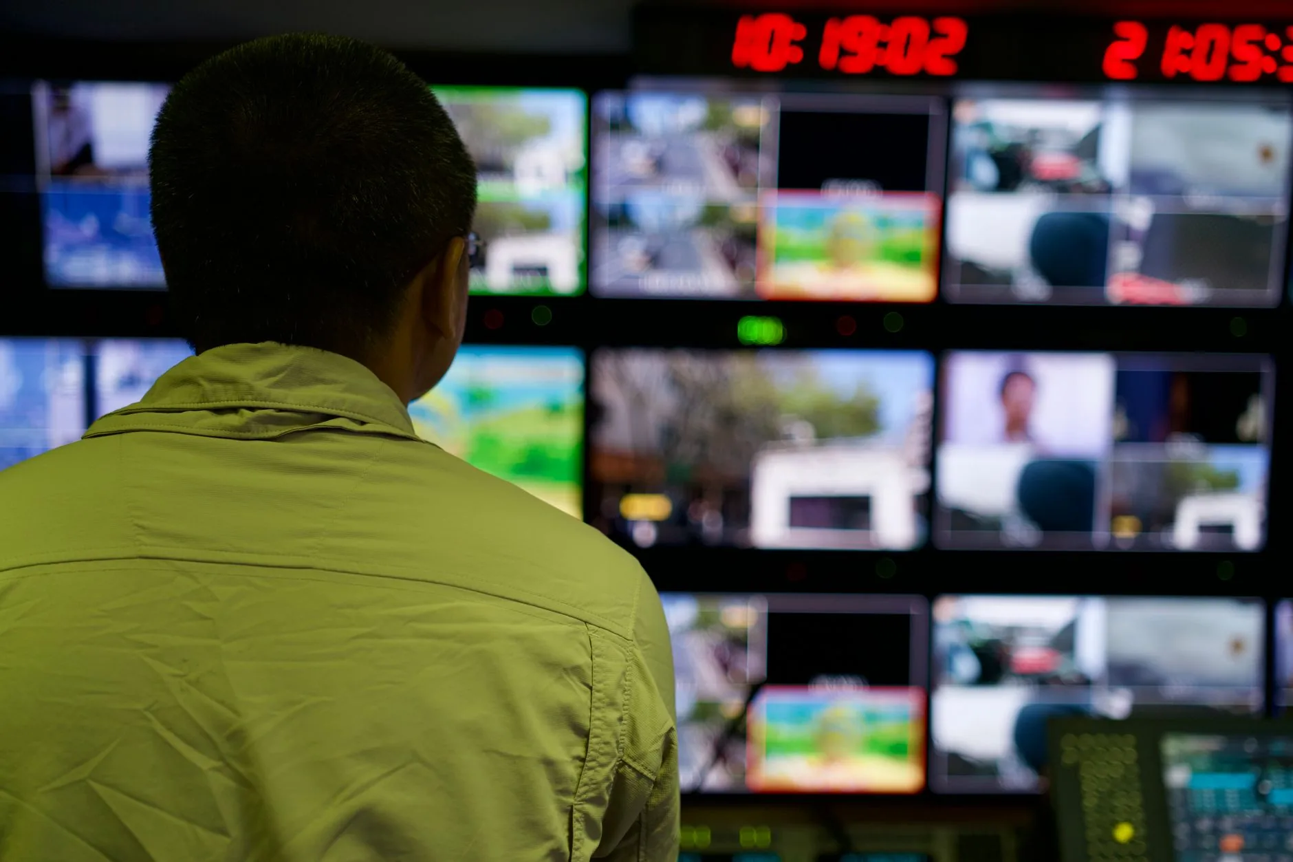 Analistas de segurança trabalhando em um centro de operações de segurança com múltiplos monitores de monitoramento
