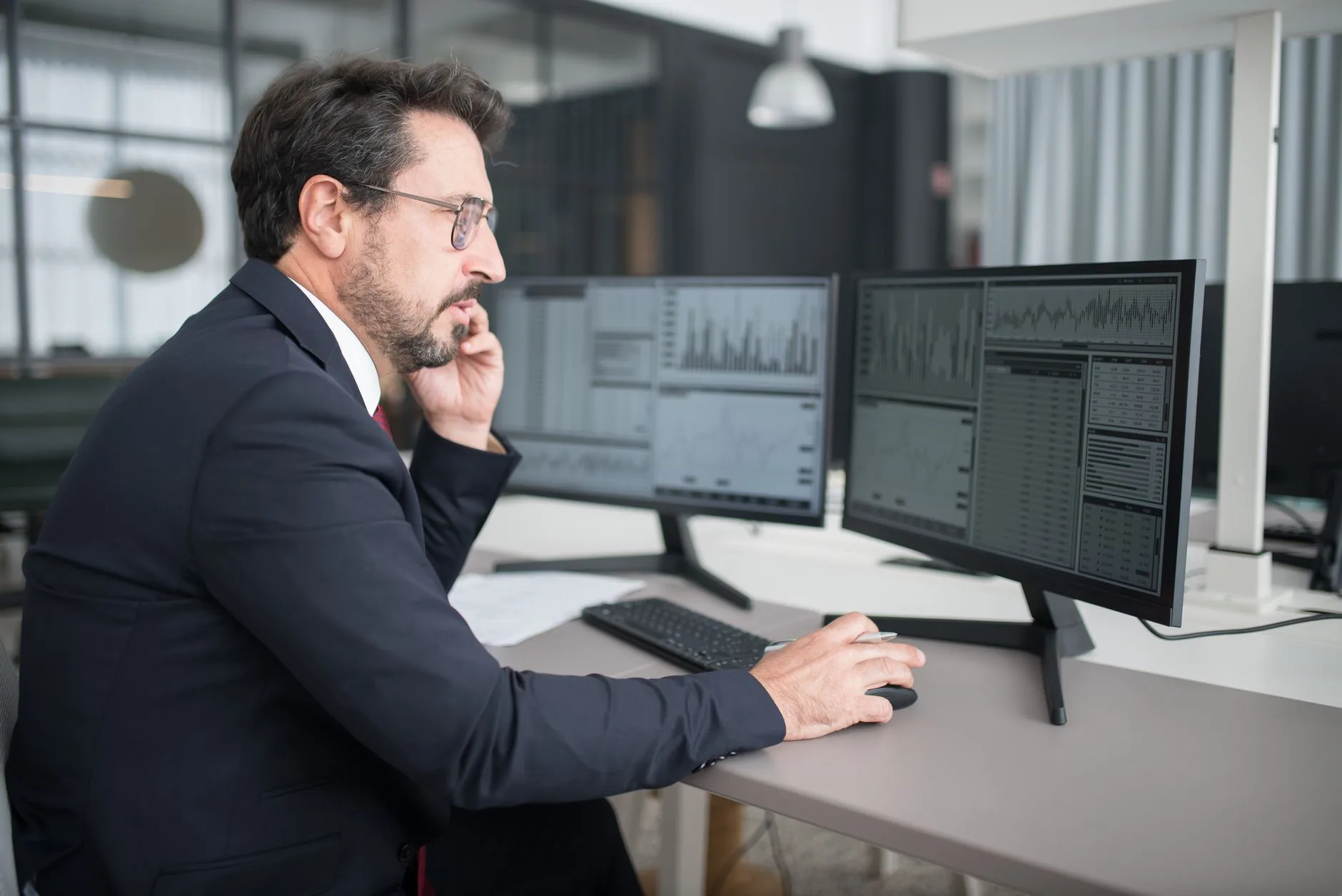 Analista de SOC examinando gráficos de telemetria durante um ciclo de threat hunting