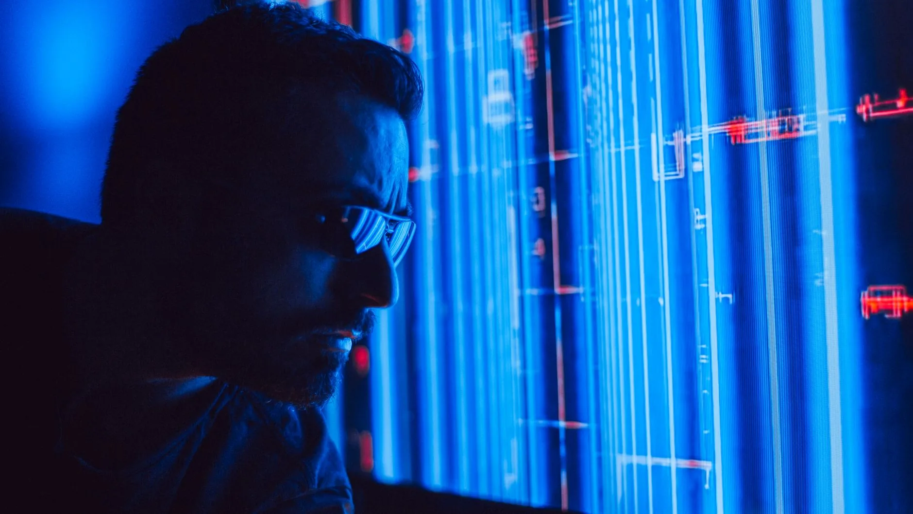 Analista de SOC convertendo técnicas do MITRE ATT&CK em regras de detecção em um painel de monitoramento de segurança