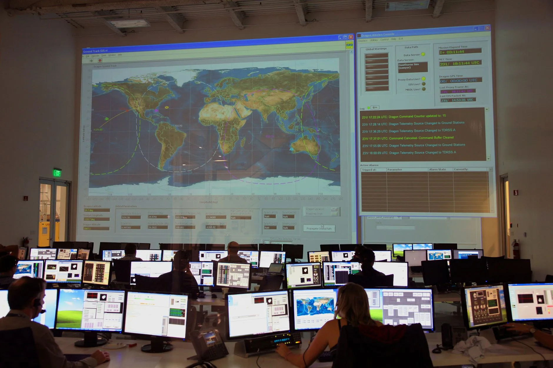 Analistas de SOC trabalhando em dashboards de monitoramento em um centro de operações de segurança