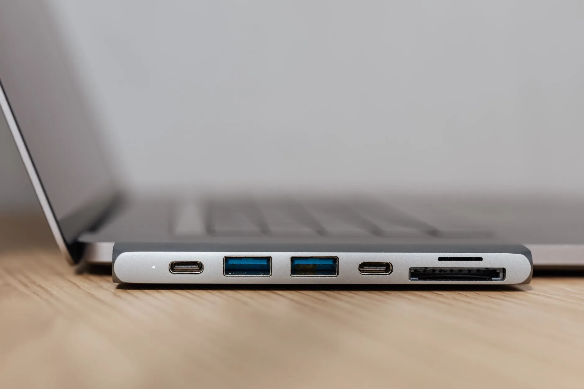 Chave de segurança USB conectada a um notebook durante um login com FIDO2 em um ambiente corporativo