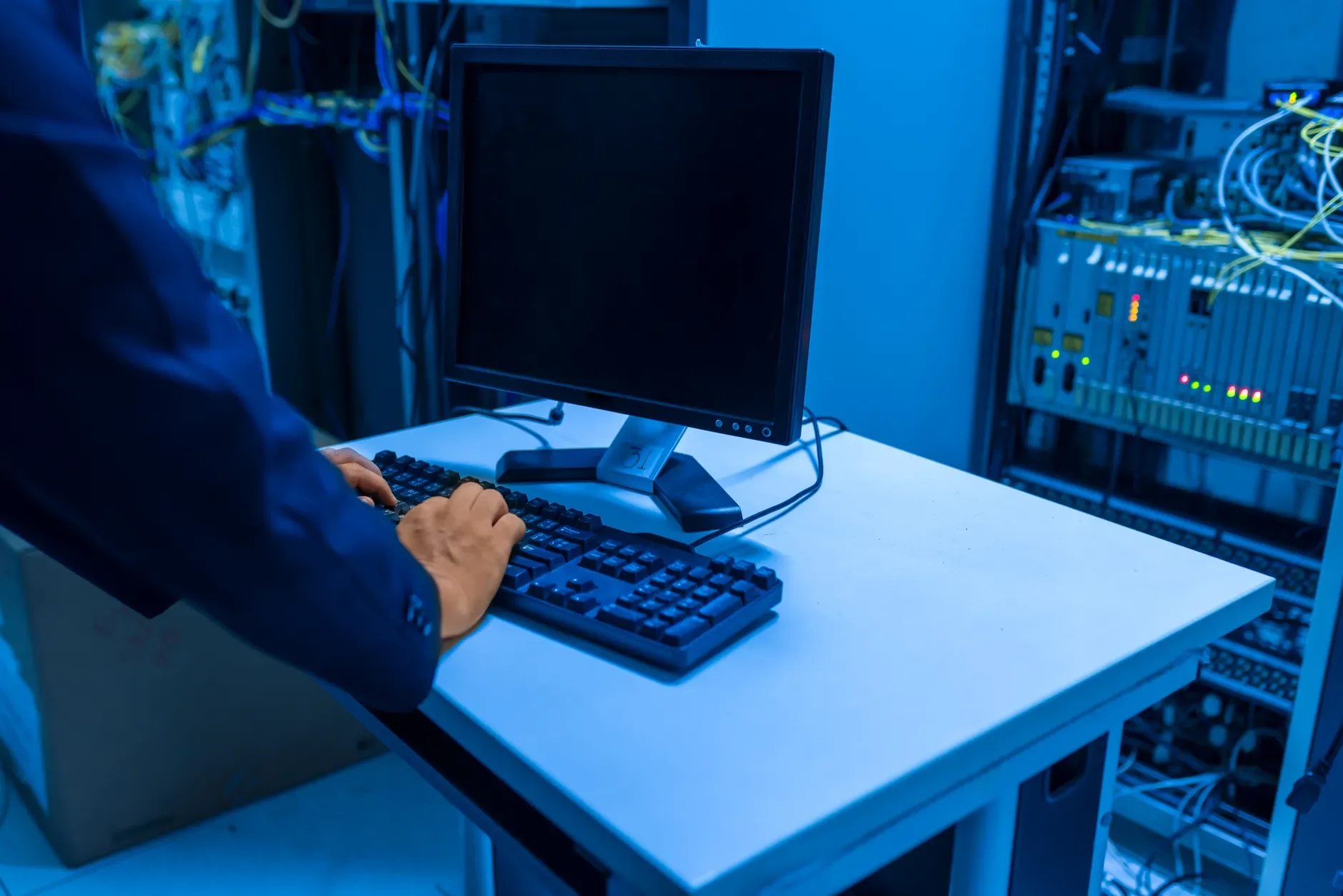 Analista de segurança monitorando alertas de ransomware em uma sala de servidores