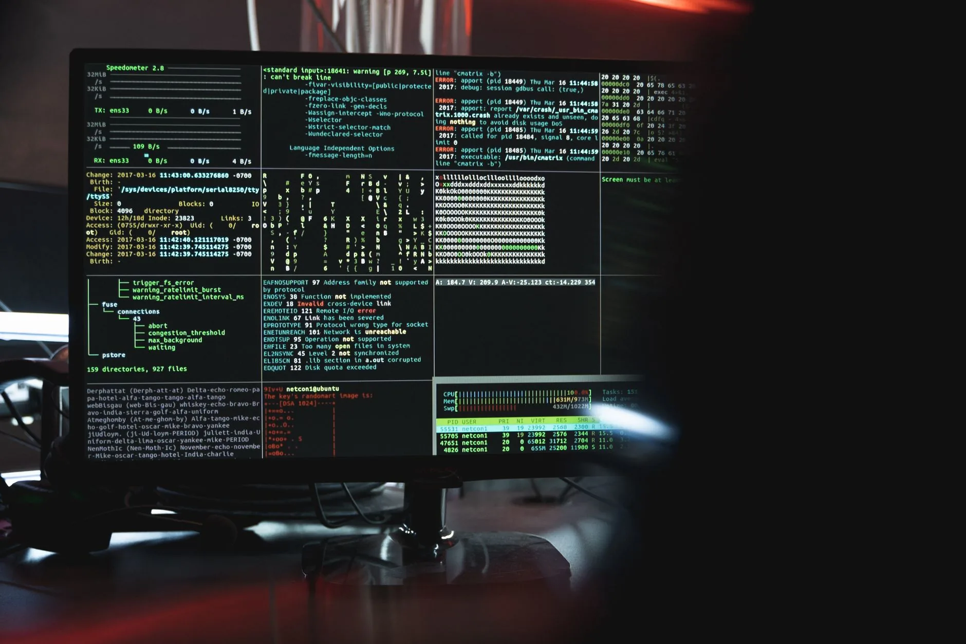 Analista de segurança revisando regras de detecção em um painel de monitoramento de SOC