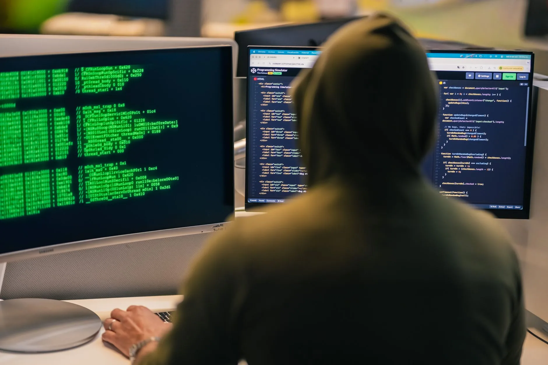 Analista de SOC escrevendo regras YARA para detecção de malware em uma estação de trabalho de segurança
